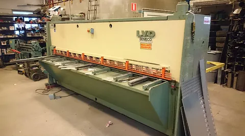 Maskin för plåtarbete